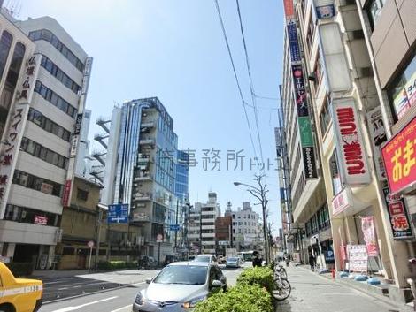 植栽の配置された歩道