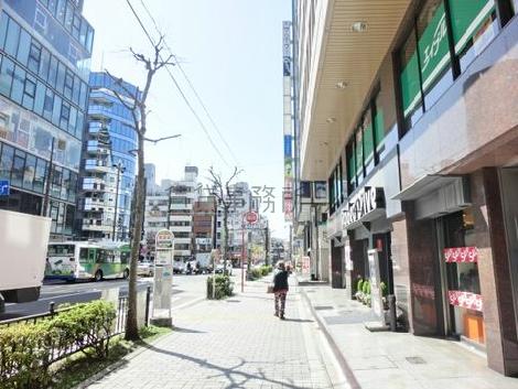 目の前にバス停があります
