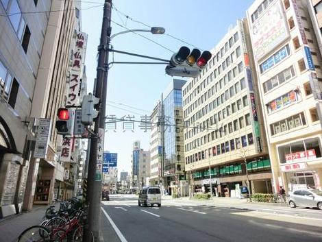 先には岡野交差点があります
