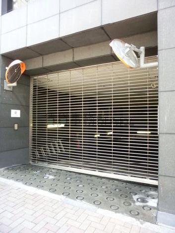 駐車場への通路にはシャッターが設置