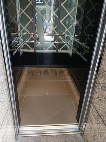 エレベーター内部