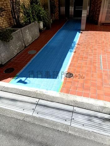 正面玄関前　段差