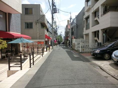 奥はなだらかな坂になっています