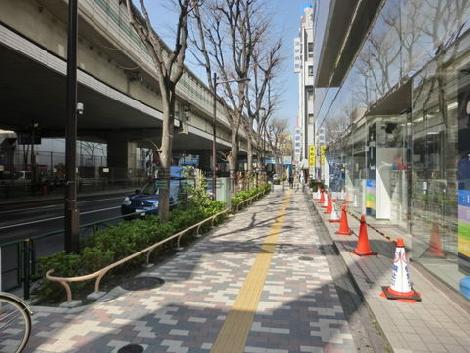 高速道路沿いの道にも面しています