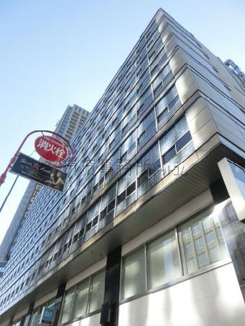 歩道から見上げた外装
