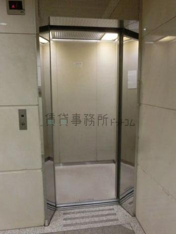 9人乗りエレベーターです