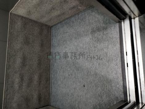 エレベーター内部