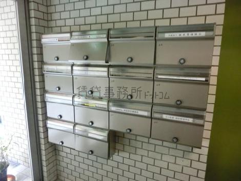 郵便受けはドアのすぐそばにあります