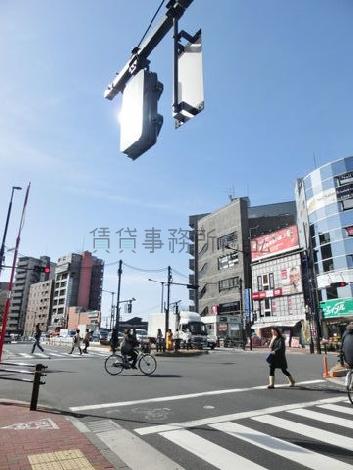 行き交う人で賑わう駅前