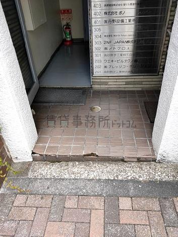 入口は少し狭くなっております