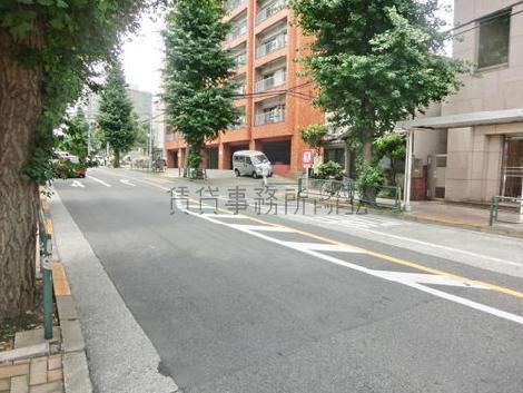 交差点のすぐそばとなっています
