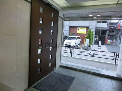 木目調のエントランス