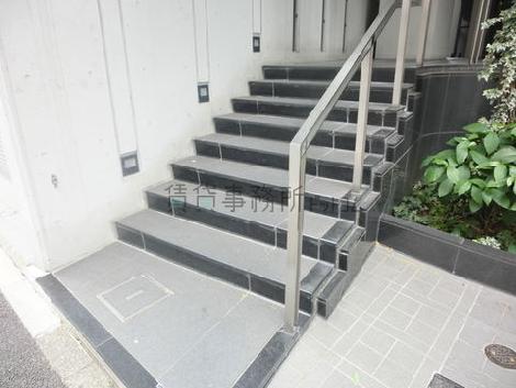 玄関までに階段があります