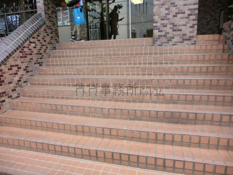 ２階エントランス前の階段です