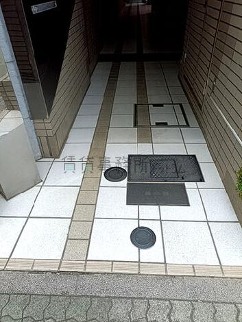 正面玄関前　段差
