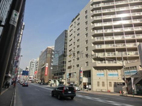 明治通りを挟んだ反対側より