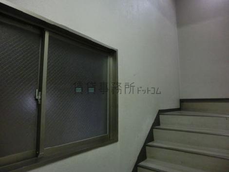非常階段に小窓がありました