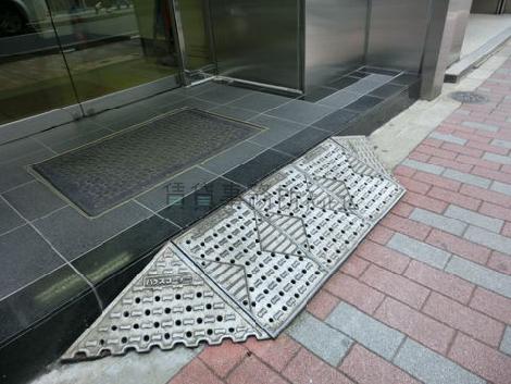 入口にスロープ台が施されてます
