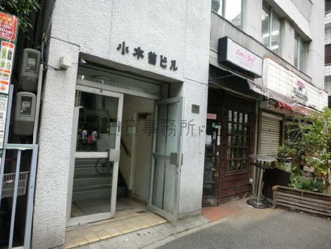 正面入口の間口は広めです