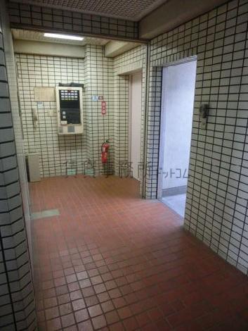 エレベーター前からのエントランス
