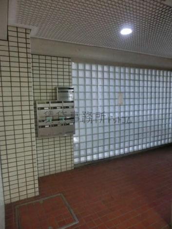エレベーター側からのエントランス通路