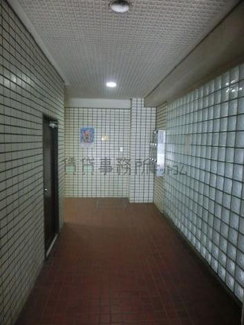 一部がガラスブロックで作られており明るいです