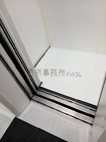 エレベーター内部