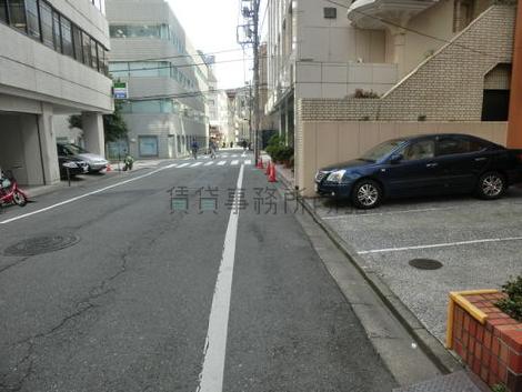 大通りから一本入った立地