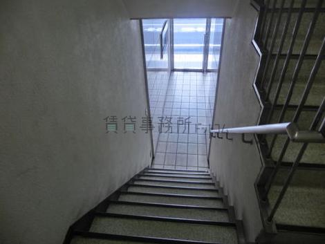 階段から真っ直ぐで外に出れます