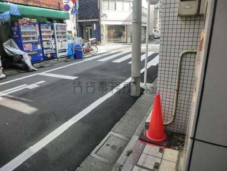 前面通りは両側通行です
