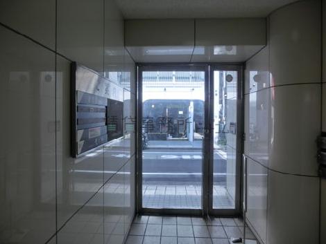 ガラス面からの採光があります