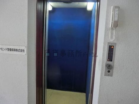 エレベーター内です