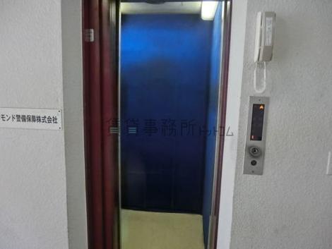 青いエレベーター内は印象的ですね