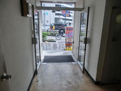 入口の間口は広めです