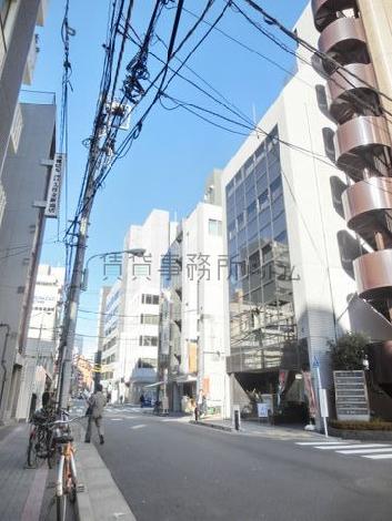 見通しの良い公道に面しています