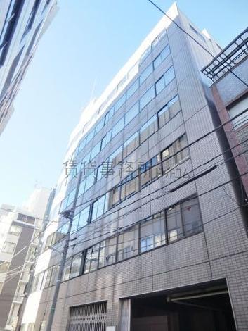 フラットな壁面で構成された外壁