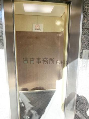9人乗りエレベーターです