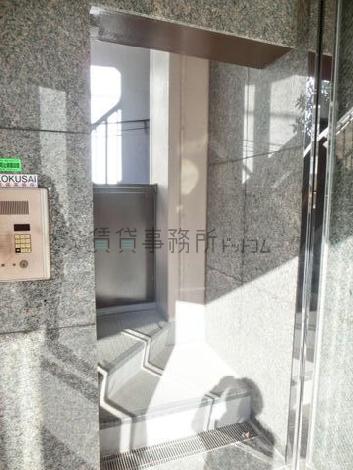 外階段の上り口前