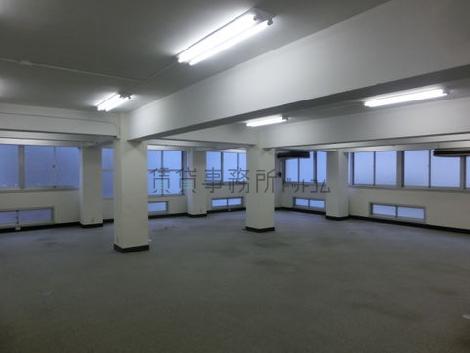 文弘社ビルの室内