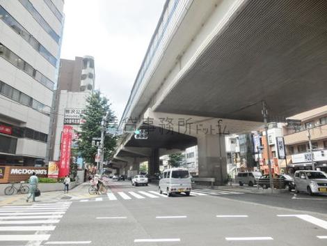 首都高速沿いの大通り