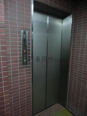 エレベーター6人乗り
