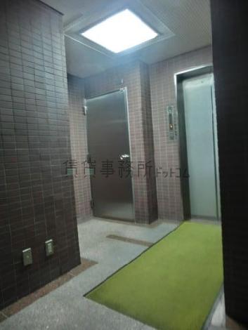 明るい印象を受けるエレベーターホール