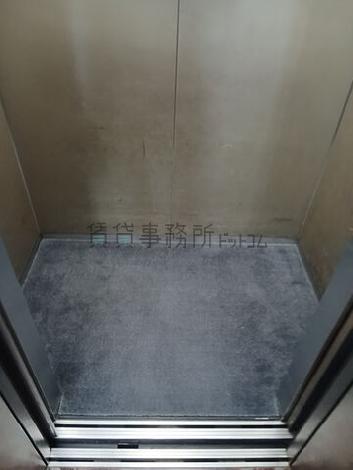 エレベーター内部
