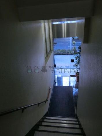エレベーターまでに階段があります