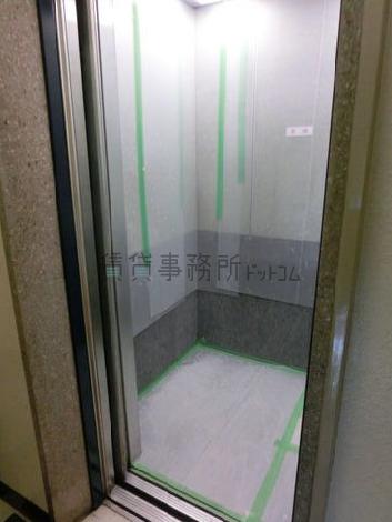 9人乗りのエレベーターです