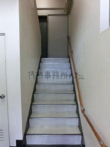 上がるとエレベーターがあります