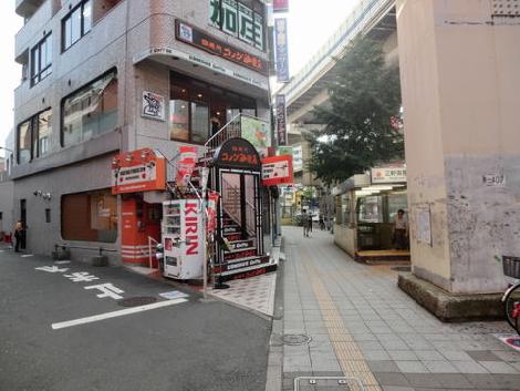 道が分かれる部分に立っています
