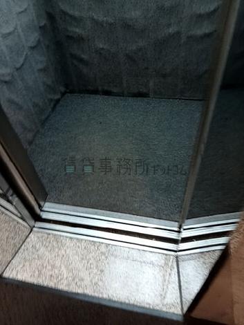 エレベーター内部