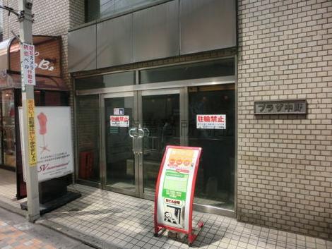 路地に面した側面にあります
