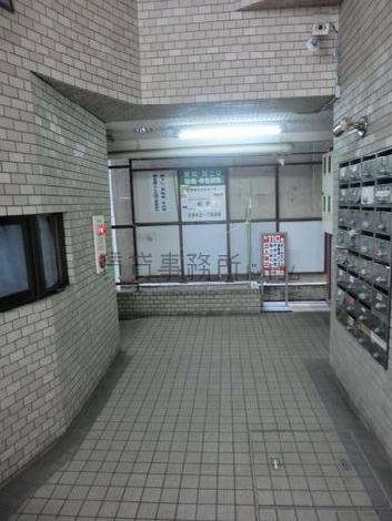 正面ガラスドア前より撮影